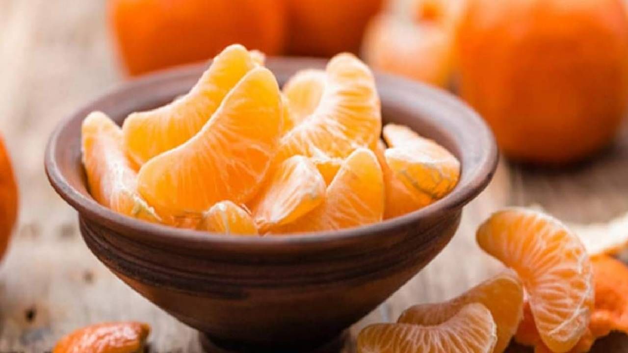 चेरीमध्ये सगळ्यात जास्त साखर असते असं म्हटलं जातं. संत्रामध्ये व्हिटॅमिन सी असते. हे व्हिटॅमिन स्किन साठी अत्यंत उपयुक्त असते. चेरीने रक्तातील साखरेची पातळी वाढणार, संत्र्याने हे होत नाही. मधुमेह असल्यास संत्री आणि चेरी यामधील काही निवडायचं असेल तर संत्री खाणंच निवडा!