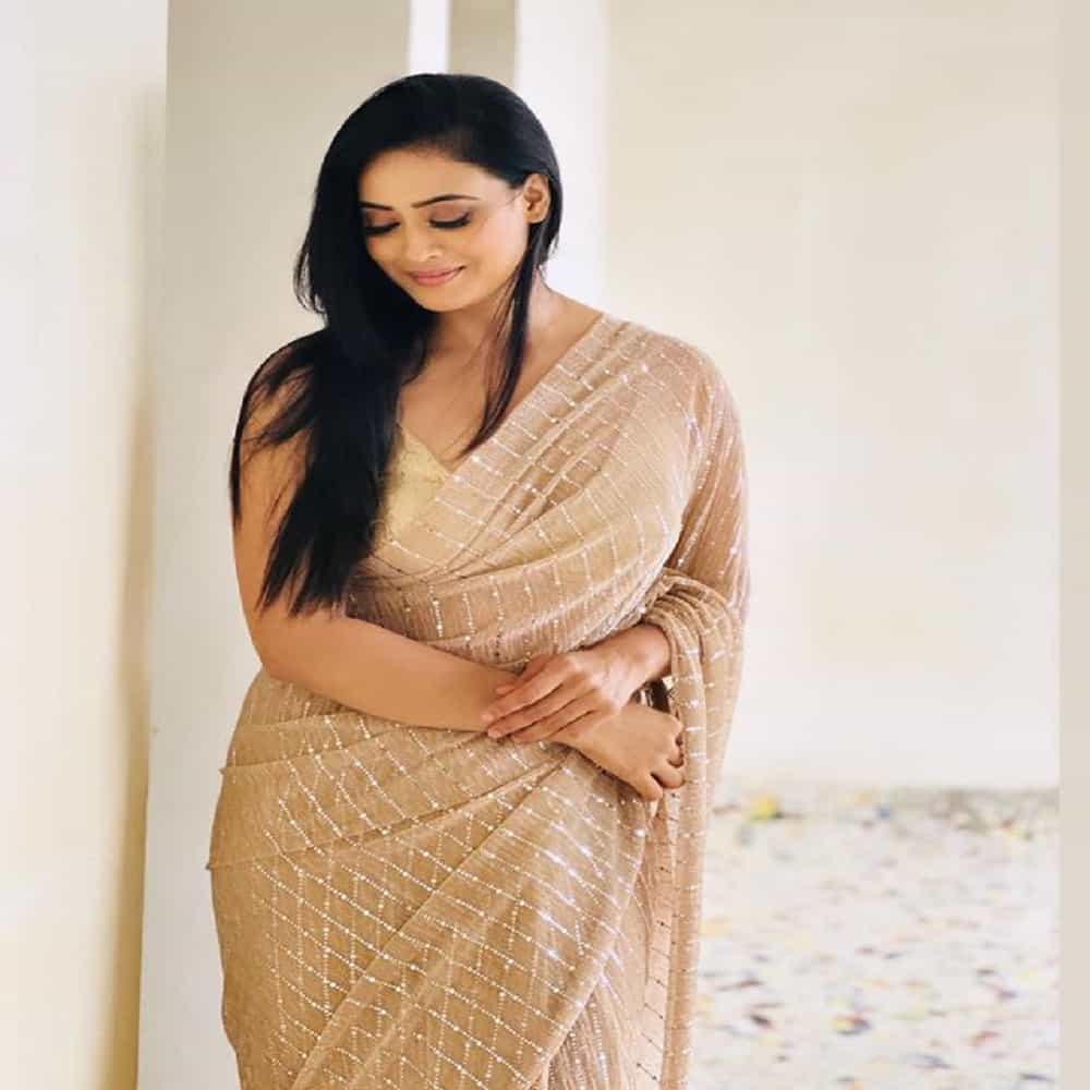 आज श्वेता तिवारी हिचा वाढदिवस असल्यामुळे अभिनेत्रीबद्दल अनेक गोष्टी समोर येत आहेत. श्वेता कायम तिच्या सौंदर्यामुळे चर्चेत असते. आता देखील सोशल मीडियावर अभिनेत्रीचे काही फोटो तुफान व्हायरल होत आहेत.