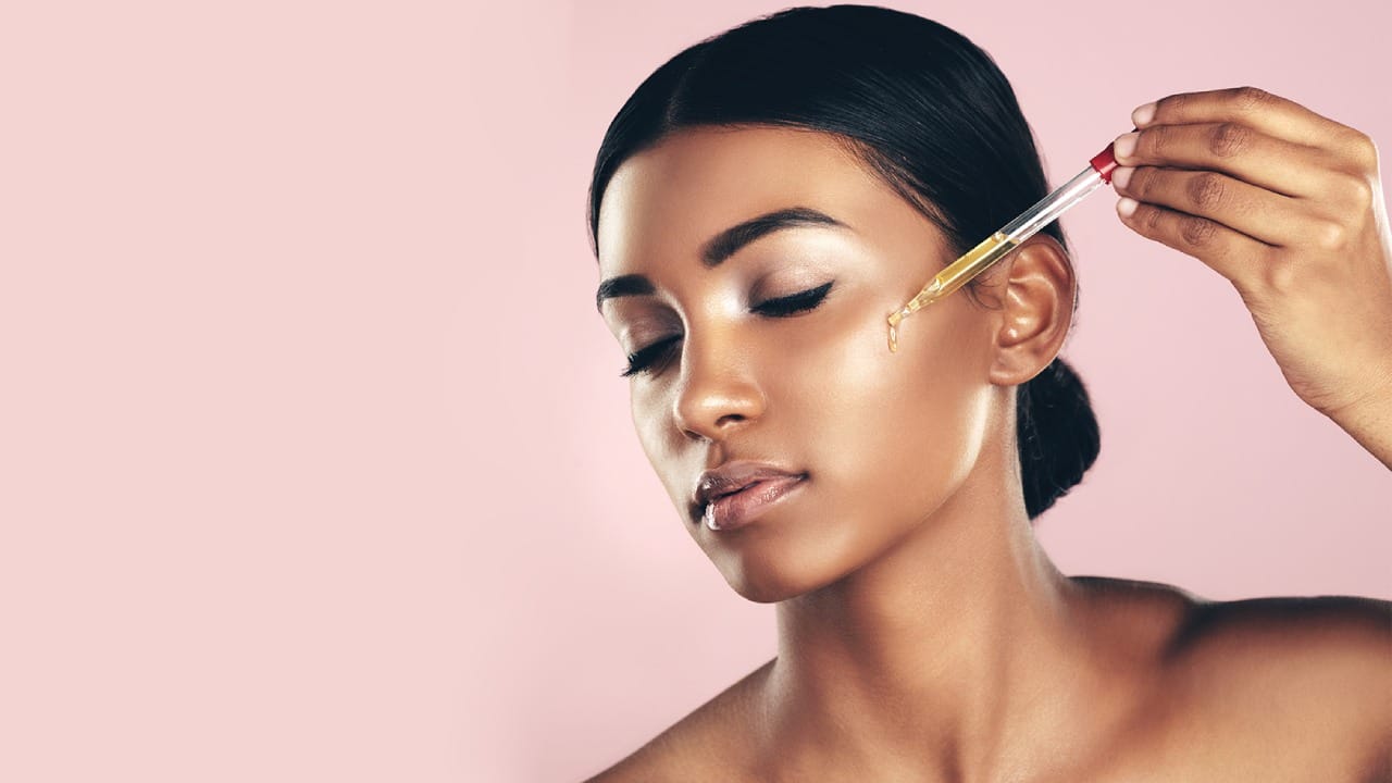 त्वचेसाठी महागडी उत्पादने उत्तम असतात हा एक गैरसमज मुलींमध्ये दिसून येतो. त्वचेची उत्पादने त्वचेवर किती परिणामकारक असतात हे त्या उत्पादनाच्या घटकांवर अवलंबून असतं, त्या उत्पादनाच्या किंमतीवर नाही. 