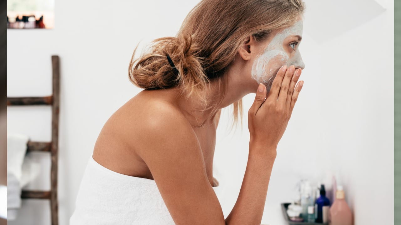 बऱ्याच लोकांना असं वाटतं की ज्या नॅचरल, ऑर्गेनिक गोष्टी आहेत त्याने त्वचेचं कुठलंच नुकसान होत नाही. पण हा खूप मोठा गैरसमज आहे. कोणतेही उत्पादन खरेदी करताना त्यात काय-काय घटक आहेत ते आधी वाचावं. कोणत्या त्वचेच्या प्रकाराला काय चांगलं सूट होतं ते बघूनच एखादी ऑर्गेनिक गोष्ट त्वचेला लावावी नाहीतर नुकसान होऊ शकतं. 