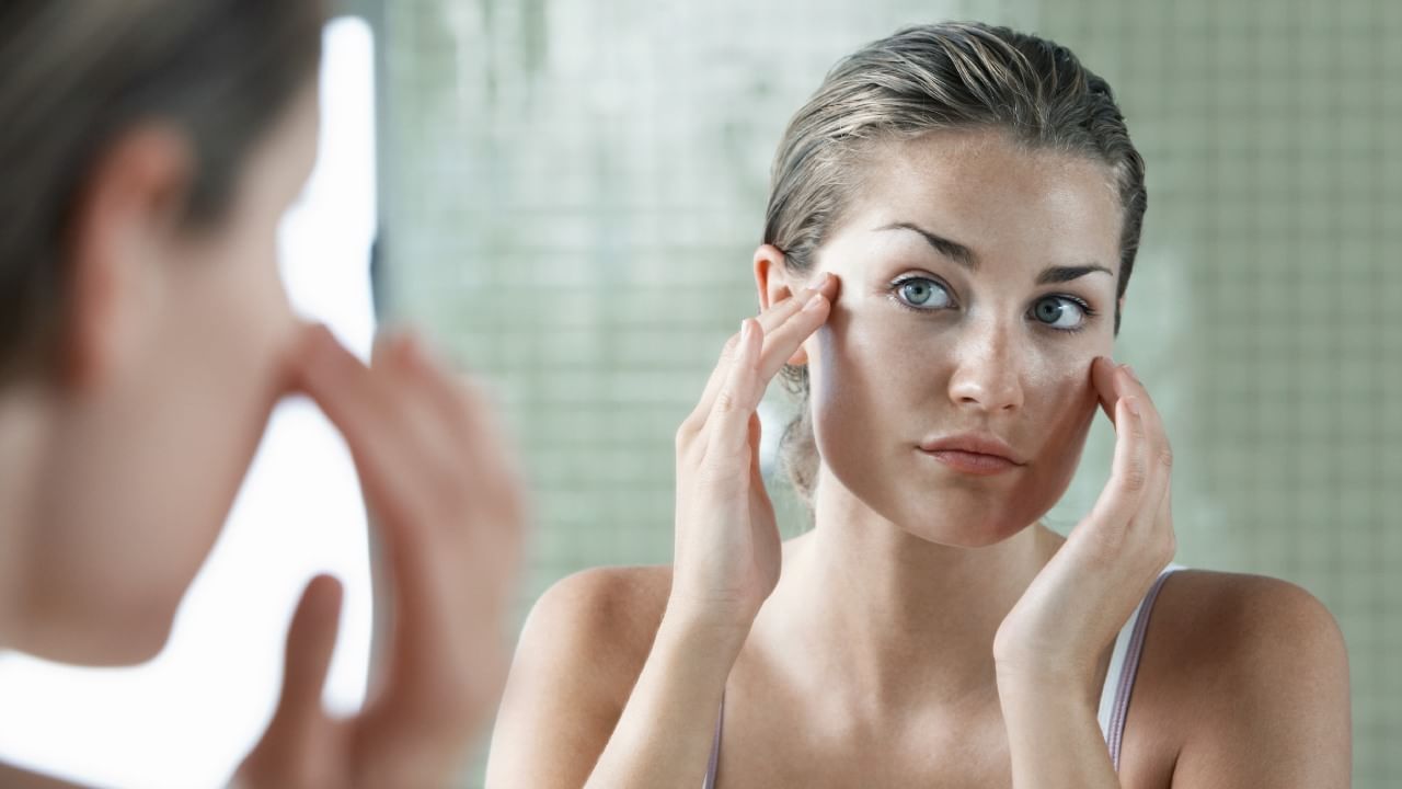 सनस्क्रीनला घेऊन मुलींचे अनेक अनेक गैरसमज आहेत. सनस्क्रीन म्हटलं की आपण ते उन्हात असताना लावतो, जेव्हा सूर्यप्रकाश खूप असतो तेव्हाच लावतो. सनस्क्रीन थंडीत लावलं जात नाही असे काही गैरसमज असतात. खरं तर थंडी असो किंवा ऊन असो सनस्क्रीन लावलंच पाहिजे. या लोशनचा रोजच्या स्किन केअर रुटीनमध्ये समावेश करावा. 