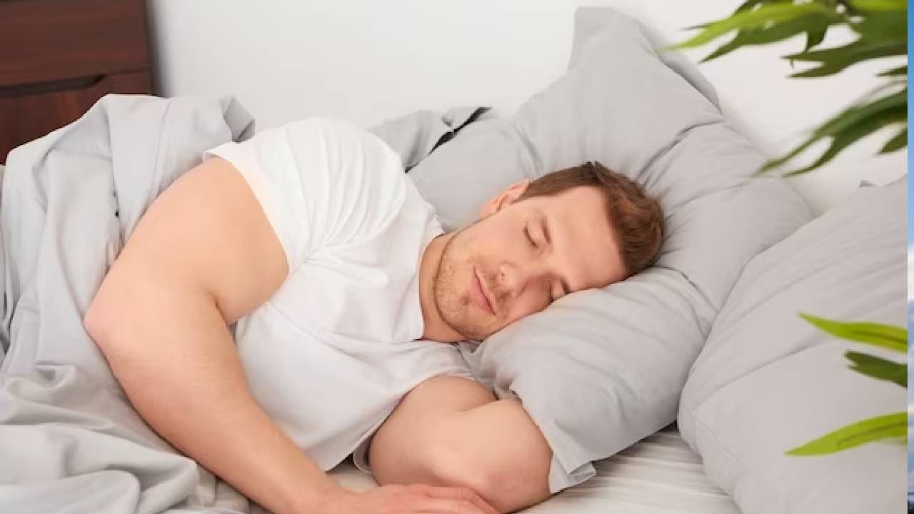 झोप गरजेची : जीवनशैलीतील बेफिकीरपणामुळे बहुतांश लोकांना पुरेशी झोप मिळत नाही. त्याचा नकारात्मक परिणाम शरीरावर आणि जीवनावर दिसून येतो. पूर्ण झोपेशिवाय शरीर निरोगी राहत नाही. जास्तीत जास्त काम करायचे असेल तर रात्री कमीत कमी 6 ते 8 तासांची झोप घेतली पाहिजे. यामुळे थकवा दूर होतो आणि शरीर सक्रिय राहते