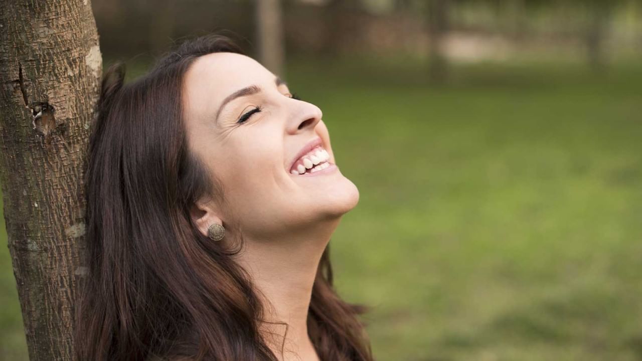 निरोगी आयुष्यासाठी चांगला आहार, भरपूर पाणी आणि हसत राहणं हे खूप महत्त्वाचं आहे. आपल्याला वाटतं सारखंच हसल्याने काय होतं? असा काय फारसा फरक पडणार? हे आहेत फायदे...