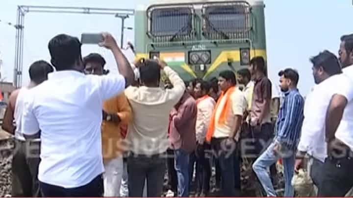 Maratha Reservation : आरक्षणाच्या मुदद्यावरून मराठा संघटना आक्रमक, सोलापुरात थेट रेलरोको Maratha Reservation : आरक्षणाच्या मुदद्यावरून मराठा संघटना आक्रमक, सोलापुरात थेट रेलरोको