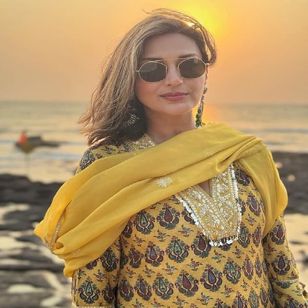 अभिनेत्री सोनाली बेंद्रे (sonali bendre) हिने सोशल मीडियावर काही फोटो पोस्ट केले आहेत. समुद्रकिनारी अभिनेत्रीने हटके फोटोशूट केलं आहे. चाहत्यांना देखील अभिनेत्रीचं फोटोशूट फार आवडलं आहे.