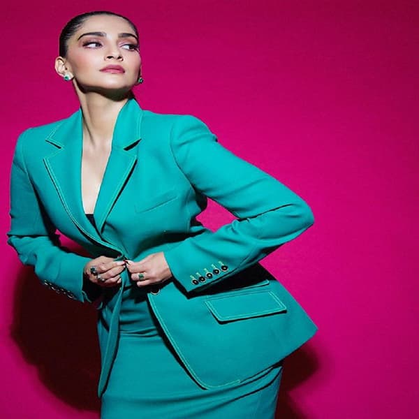 अभिनेत्री सोनम कपूर (Sonam Kapoor) हिचे काही ग्लॅमरस फोटो सोशल मीडियावर तुफान व्हायरल होत आहेत. सध्या सर्वत्र फक्त आणि फक्त सोनम कपूर हिच्या फोटोंची चर्चा रंगत आहे.