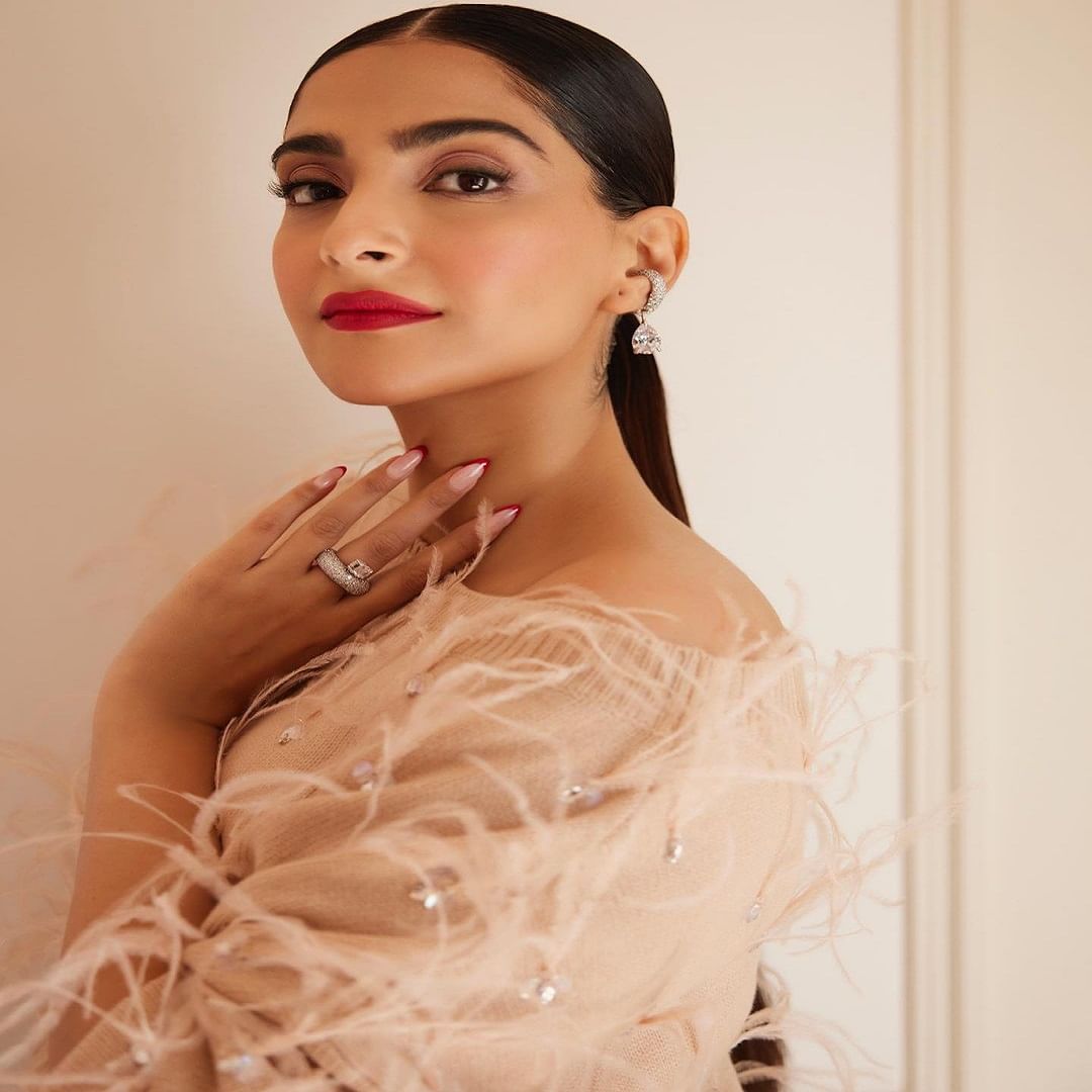 अभिनेत्री सोनम कपूर (Sonam Kapoor) अनेक सिनेमांमध्ये महत्त्वाची भूमिका साकारत चाहत्यांच्या मनावर राज्य केलं. शिवाय तिने साकारलेल्या भूमिकांना चाहत्यांनी प्रेम देखील दिलं. पण आता अभिनेत्री तिच्या नव्या लूकमुळे चर्चेत आली आहे.