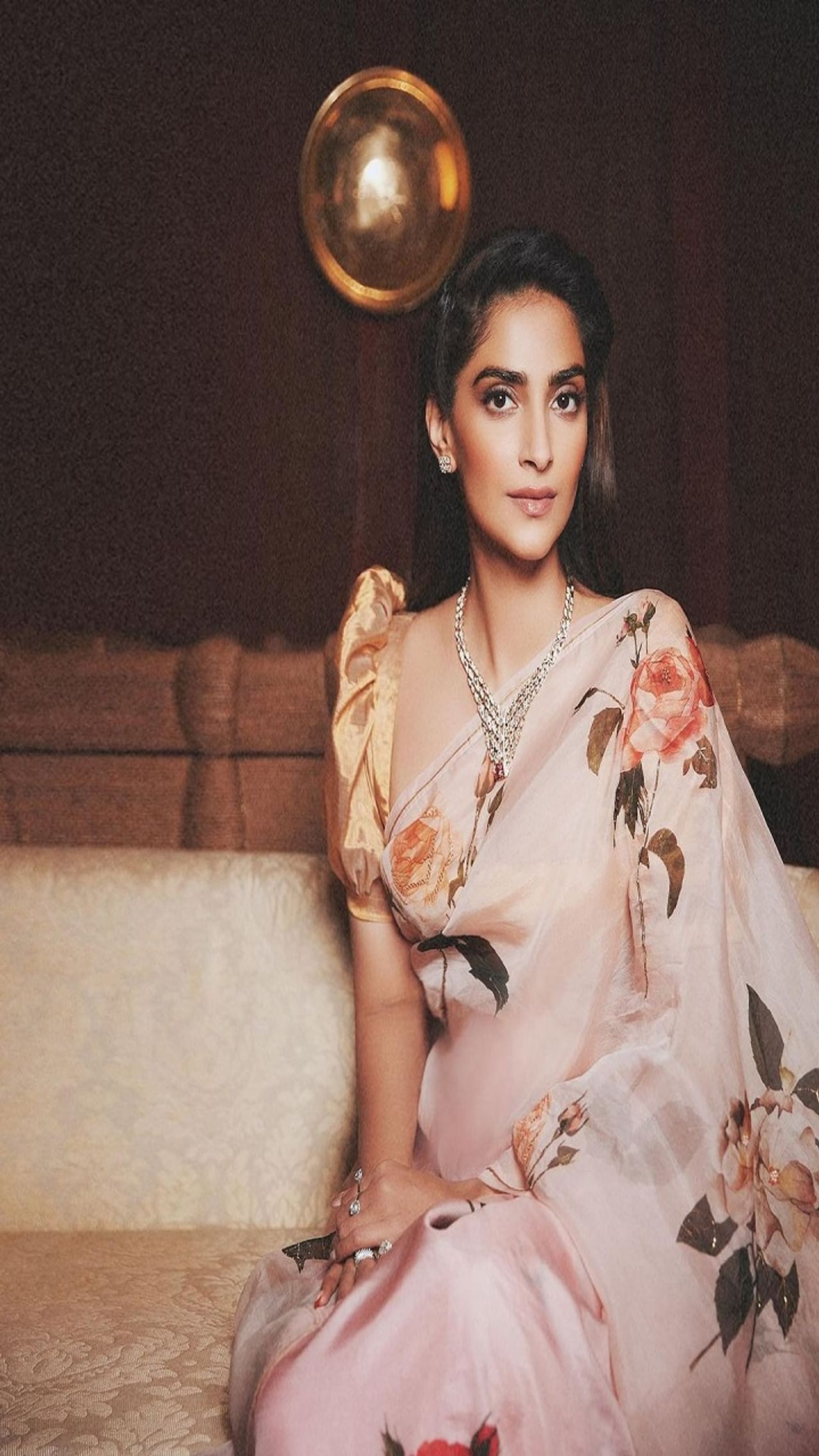 अभिनेत्री सोनम कपूर (Sonam Kapoor) हिचे कायम ग्लॅमरस फोटो सोशल मीडियावर तुफान व्हायरल होत असतात. पण आता अभिनेत्रीने साडीत केलेलं फोटोशूट चाहत्यांचं लक्ष वेधून घेत आहे. सध्या सर्वत्र फक्त आणि फक्त सोनम कपूर हिच्या फोटोंची चर्चा रंगत आहे.