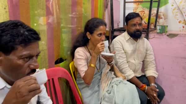 राष्ट्रवादी काँग्रेसमध्ये अजित पवार यांनी पुकारलेल्या बंडानंतर सर्वात जास्त चर्चा शरद पवार, सुप्रिया सुळे अन् अजित पवार यांची झाली. या बंडानंतर सुप्रिया सुळे यांनी कधी अजित पवार यांच्यावर सरळ टीका केली नाही. परंतु राज्यभरात पक्षाची बांधणी करण्याचे काम त्या करत आहेत.