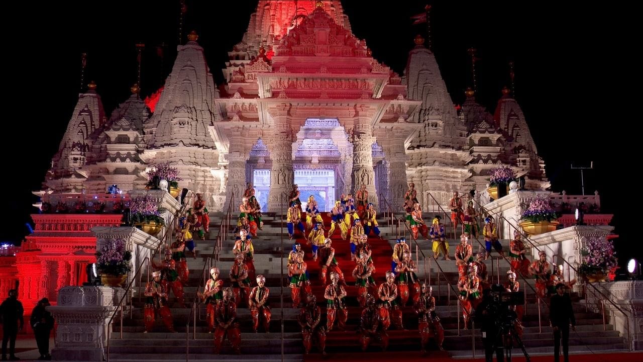 अमेरिकेत स्वामीनारायण अक्षरधाम मंदिराचे भव्य उद्घाटन, लाखो लोकं झाले ऐतिहासिक उत्सवाचे साक्षीदार अमेरिकेत स्वामीनारायण अक्षरधाम मंदिराचे भव्य उद्घाटन, लाखो लोकं झाले ऐतिहासिक उत्सवाचे साक्षीदार