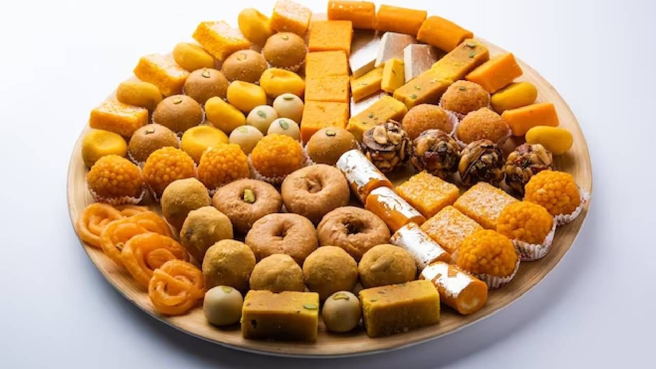   जास्त गोड खाणं : बरेचसे लोकं पेस्ट्री, केक, आईस्क्रीम, मिठाई यांसारखे पदार्थ जास्त खाऊ लागले आहेत. त्यात साखरेचे प्रमाण जास्त असल्याने ते हाडांसाठी हानिकारक असते.