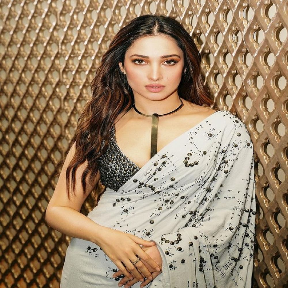 अभिनेत्री तमन्ना भाटिया (Tamannaah Bhatia) हिने अनेक सिनेमांमध्ये महत्त्वाची भूमिका साकारत चाहत्यांचं मनोरंजन केलं. पण अभिनेत्री आता तिच्या सिनेमांमुळे सौंदर्यांमुळे चर्चेत आली आहे.