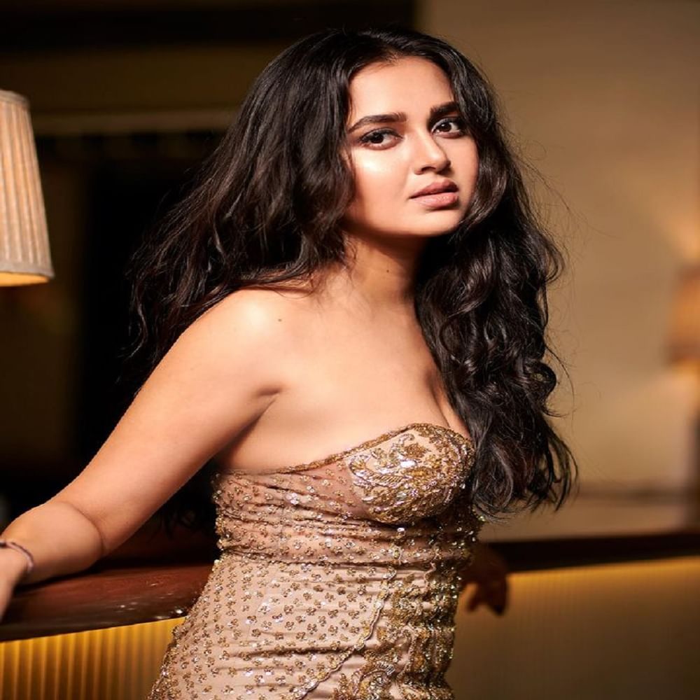 अभिनेत्री तेजस्वी प्रकाश (Tejasswi Prakash) कायम सोशल मीडियावर सक्रिय असते. चाहत्यांच्या संपर्कात राहण्यासाठी अभिनेत्री कायम स्वतःच्या जीवनातील महत्त्वाच्या गोष्टी चाहत्यांसोबत शेअर करत असते. तेजस्वी हिच्या चाहत्यांची संख्या देखील फार मोठी आहे. 