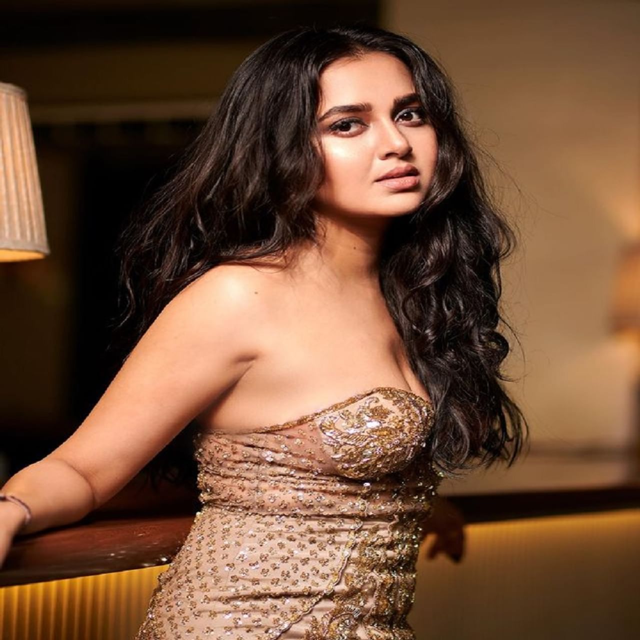 अभिनेत्री तेजस्वी प्रकाश (Tejasswi Prakash) कायम सोशल मीडियावर सक्रिय असते. चाहत्यांच्या संपर्कात राहण्यासाठी अभिनेत्री कायम स्वतःच्या जीवनातील महत्त्वाच्या गोष्टी चाहत्यांसोबत शेअर करत असते. तेजस्वी हिच्या चाहत्यांची संख्या देखील फार मोठी आहे. 