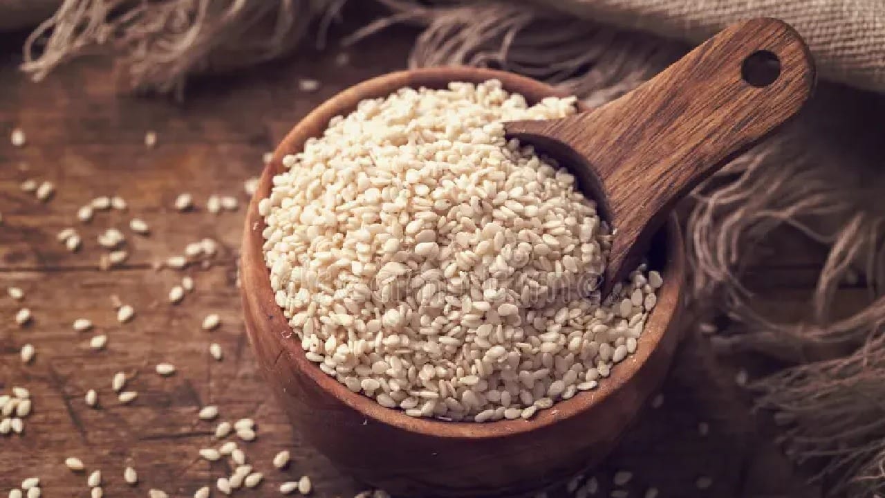 प्रथिने, व्हिटॅमिन ई आणि इतर पोषक घटक तिळात असतात. तीळ यकृताचे आरोग्य सुधारण्यास मदत करतात. हे यकृत स्वछ ठेवते आणि त्याची कार्यक्षमता वाढवते. 