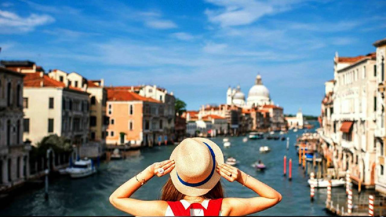 सकारात्मक विचार- प्रवासाचा सगळ्यात मोठा कुठला फायदा असेल तर तो आहे सकारात्मक विचार. प्रवास करताना आपण आपलं दैनंदिन टेन्शन, कामाचं टेन्शन, आपल्या नेहमीच्या आयुष्यापासून लांब असतो त्यामुळे आपण स्वतःवर लक्ष केंद्रित करू शकतो. कोणतीही चिंता नसल्याने मनात एक सकारात्मक ऊर्जा तयार होते.