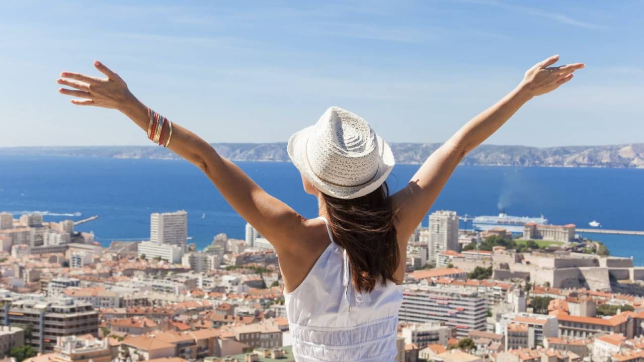 ज्या लोकांच्या आयुष्यात खूप नैराश्य आलंय त्या लोकांनी आवर्जून फिरायला जावं. प्रवासात माणूस ताणतणावापासून दूर राहतो. रोज-रोज तेच रुटीन असेल तर माणसाला नैराश्य येऊ शकतं. ब्रेक घेऊन थोडं फिरायला गेलं की या ताणतणावापासून मुक्ती मिळू शकते.