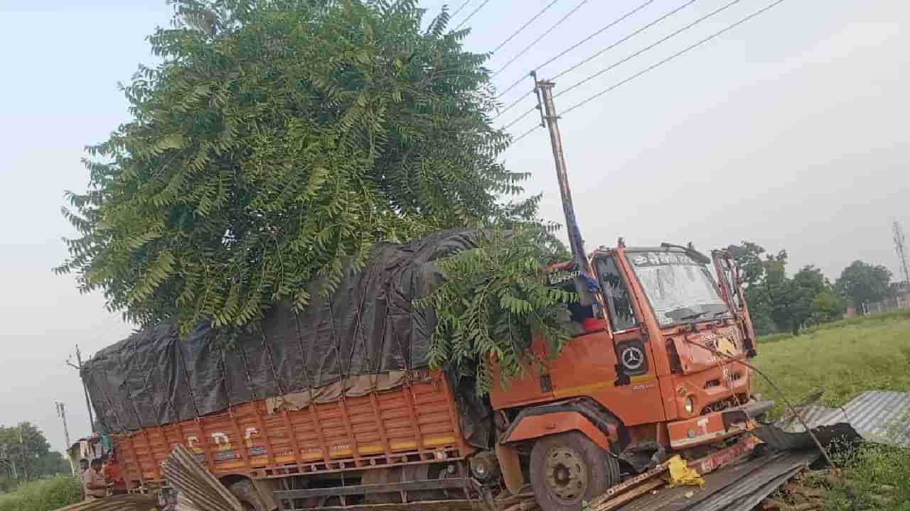 थकलेले मजूर गाढ झोपले, तेवढ्यात भरधाव ट्रक आला आणि एकच कल्लोळ उठला... कुठे घडली ही दुर्दैवी घटना  ?