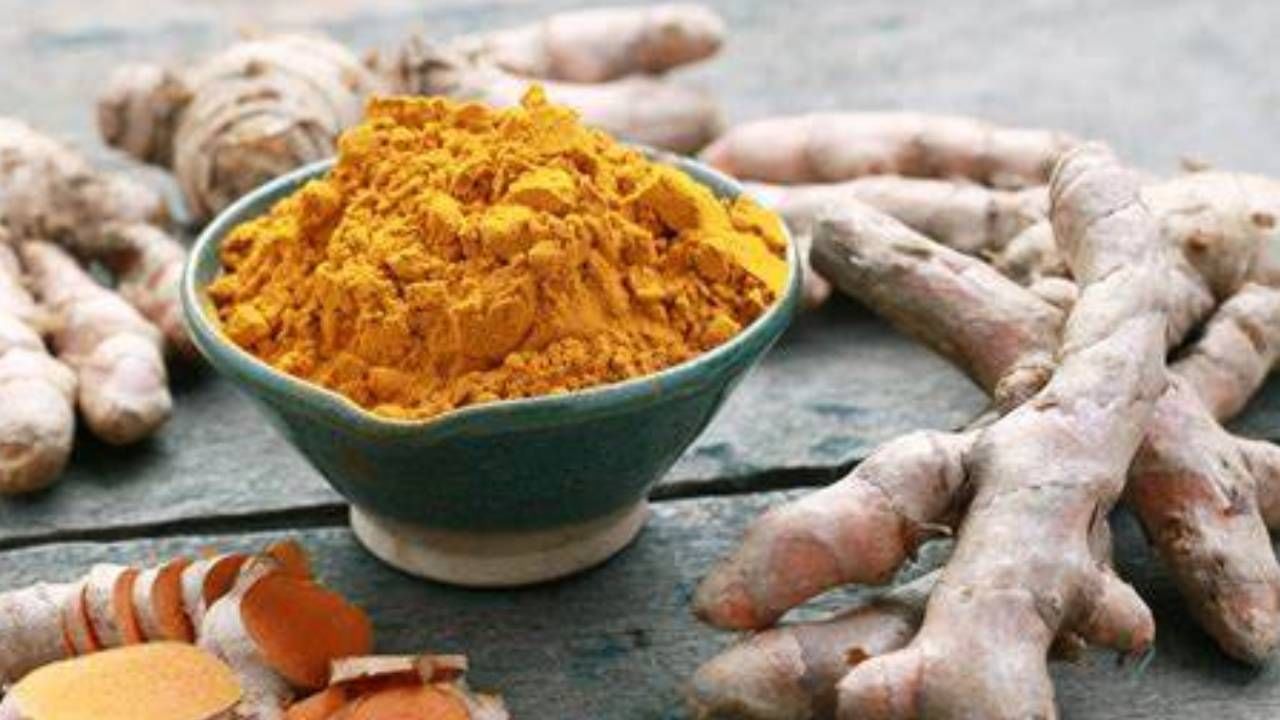 turmeric side effects : या लोकांनी हळदीचे सेवन करणे टाळावे