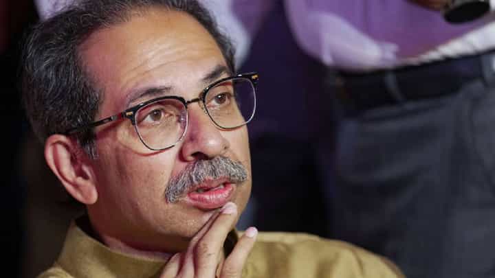 उद्धव ठाकरे यांना 440 वॉल्टचा करंट द्या अन् कोळसा करा, कुणी उधळली मुक्ताफळे? उद्धव ठाकरे यांना 440 वॉल्टचा करंट द्या अन् कोळसा करा, कुणी उधळली मुक्ताफळे?