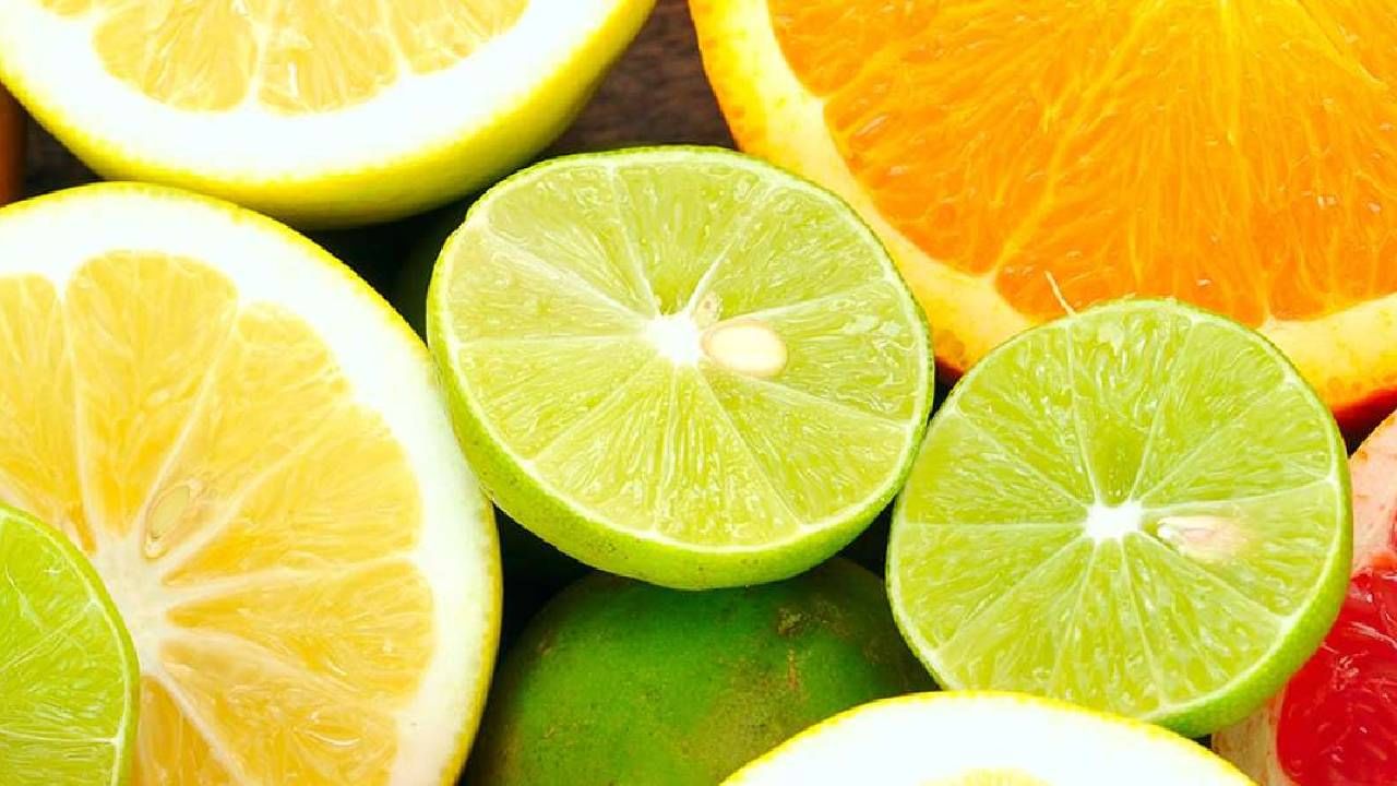 व्हिटॅमिन सी जास्त प्रमाणात खाल्ल्यावर शरीरातील व्हिटॅमिन बी १२ आणि तांब्याचे प्रमाण कमी होऊ शकते. इतकंच काय तर शरीरातील लोहाचे प्रमाण देखील कमी होऊ शकते, हे आरोग्याच्या दृष्टीने अतिशय हानिकारक आहे. 