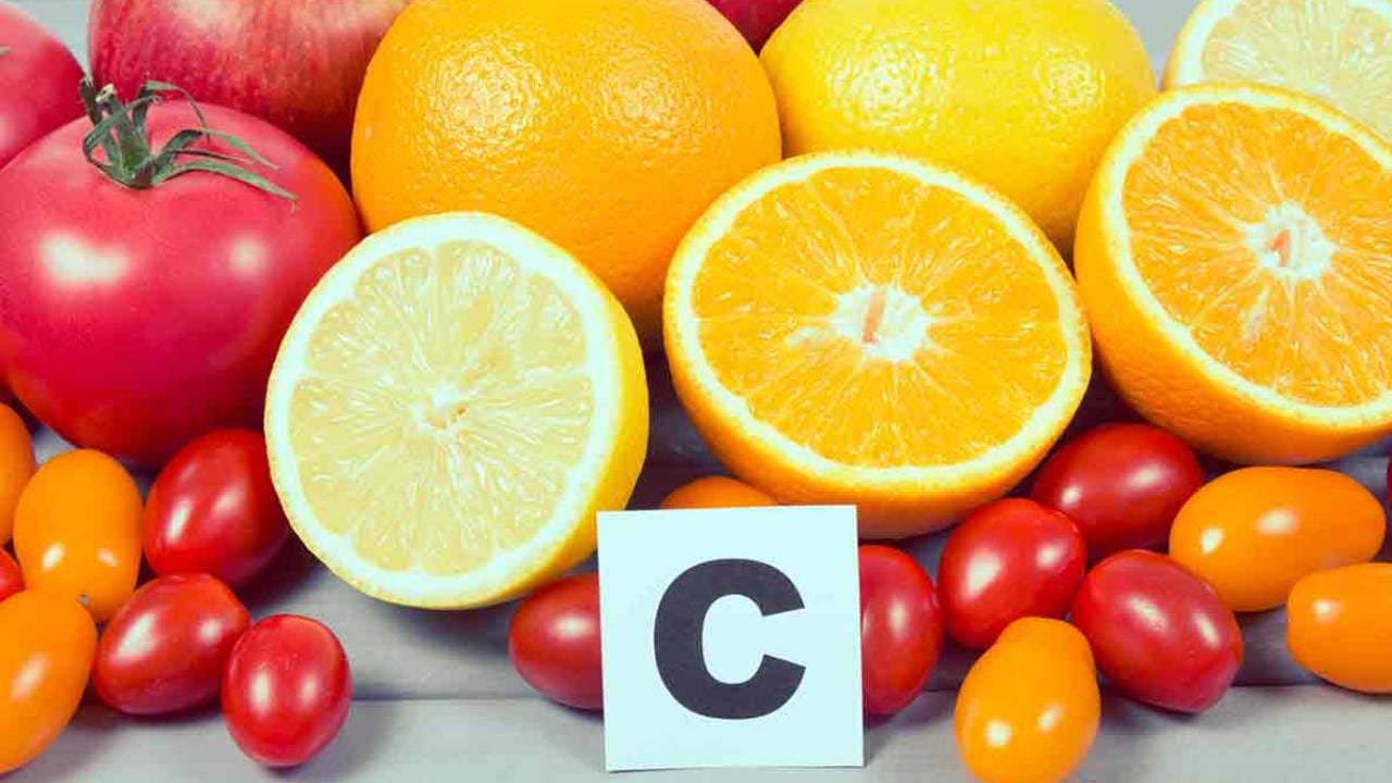 कुठलंही व्हिटॅमिन, कुठलाही पदार्थ खाताना तो प्रमाणात खावा. कुठल्याही गोष्टींच्या अतिसेवनाने आरोग्यासाठी समस्या निर्माण होऊ शकते. व्हिटॅमिन सी च्या अतिसेवनाने किडनी स्टोनची समस्या होऊ शकते. अतिरिक्त व्हिटॅमिन सी खाल्ल्याने किडनी मध्ये दगड होऊ शकतात. 