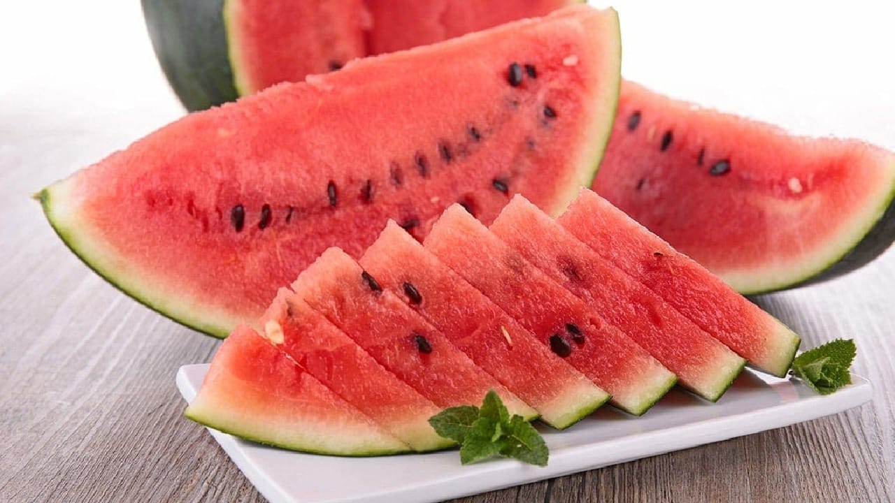 टरबूज मुळे शरीर हायड्रेटेड राहते. यात अँटीऑक्सिडंट्स आणि लाइकोपीन असते. हे घटक यकृतासाठी खूप महत्त्वाचे असतात. टरबूज खाऊन तुम्ही यकृताचे आरोग्य राखू शकता.  