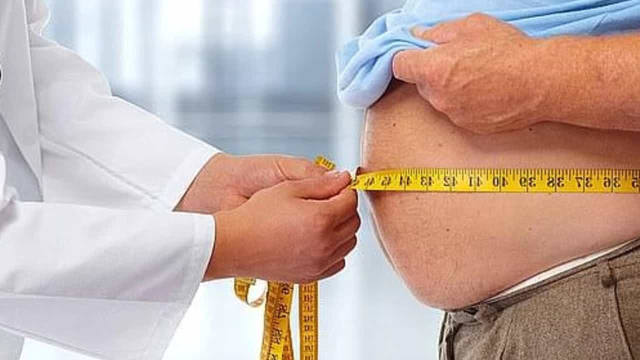 स्प्राउट्स हा उत्तम उपाय आहे. झपाट्याने वजन कमी करायचं असेल तर आजपासूनच स्प्राउट्स खाण्यास सुरुवात करा. स्प्राउट्समध्ये कॅलरी कमी असतात. हे खाल्ल्याने शरीराला ऊर्जा मिळते आणि चरबी वाढत नाही. यामुळे आपली पचनशक्तीही मजबूत होते.