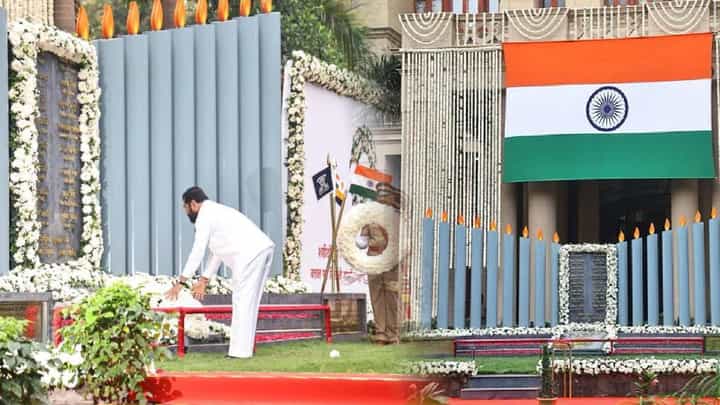 26/11 च्या हल्ल्याला १५ वर्ष पूर्ण, हल्ल्यातील शहिदांना कुणी-कुणी वाहिली मानवंदना? 26/11 च्या हल्ल्याला १५ वर्ष पूर्ण, हल्ल्यातील शहिदांना कुणी-कुणी वाहिली मानवंदना?