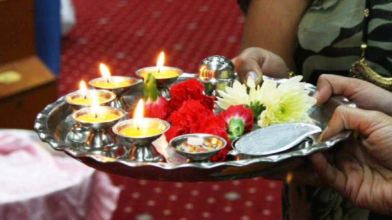 पूजेनंतर आरती करणे का महत्त्वाचे असते? असे आहेत आरतीचे नियम पूजेनंतर आरती करणे का महत्त्वाचे असते? असे आहेत आरतीचे नियम