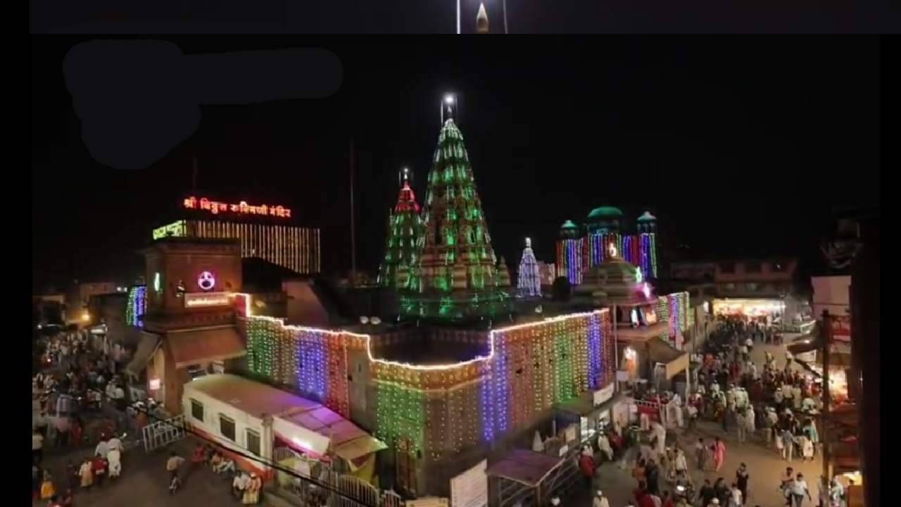 मंदिराच्या मंदिराच्या बाहेरील भाग देखील फुलांनी सजवण्यात आलेला आहे. आकर्षक आणि मनमोहक सजावट पाहाताना भक्त मंत्रमुद्ध होत आहेत.