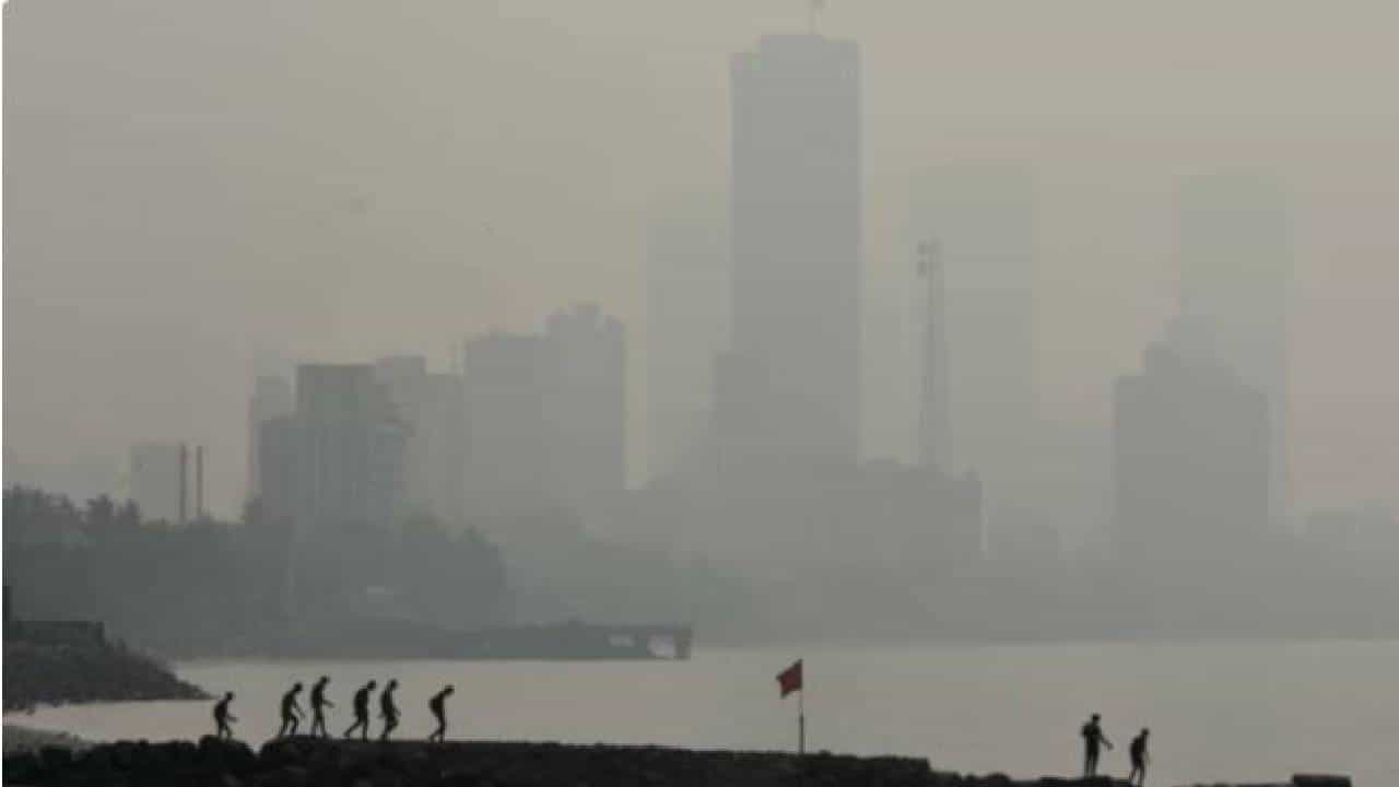 मुंबईकरांनो काळजी घ्या... तुम्ही कुठं राहतात? 'या' भागातील हवा अधिक विषारी