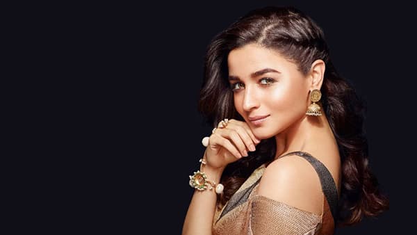 आलिया भट्ट ही कायमच चर्चेत असणारी अभिनेत्री आहे. आलिया हिची सोशल मीडियावर जबरदस्त अशी फॅन फाॅलोइंग ही बघायला मिळते. अनेकदा आलिया हिला ट्रोल केले जाते.