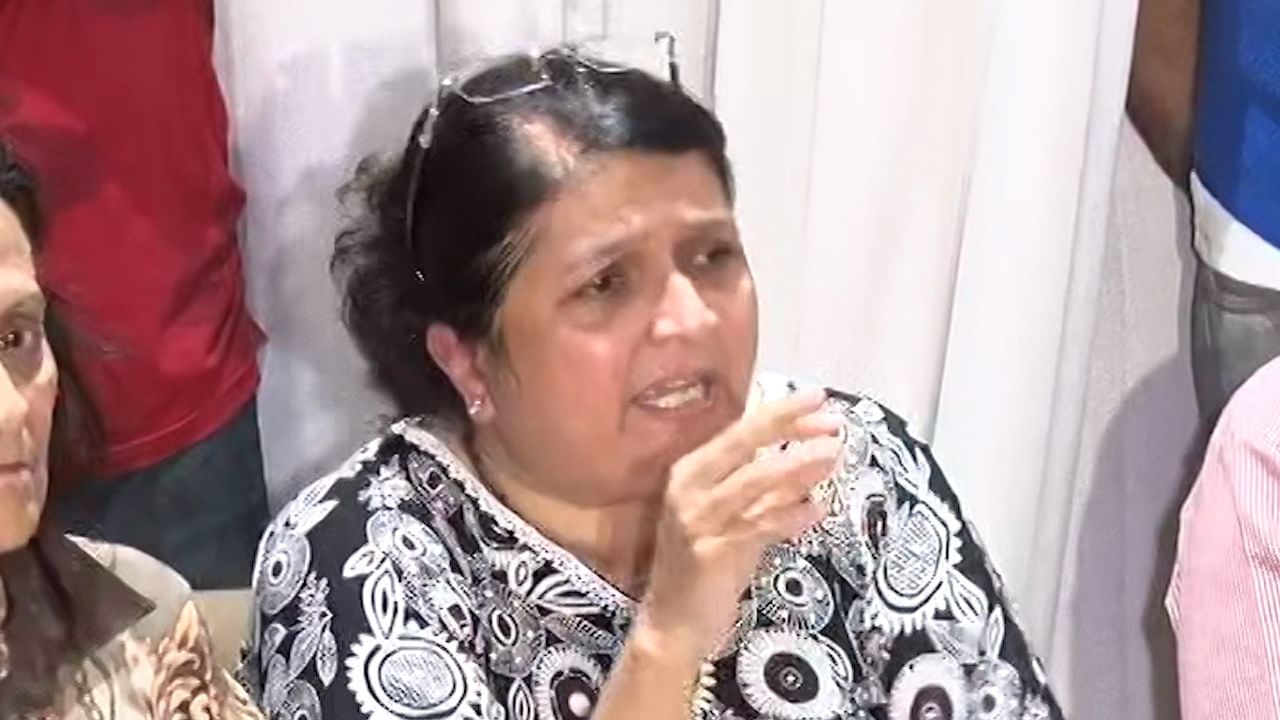 भुजबळांनीच जमीन लाटली; पत्रकार परिषद घेत अंजली दमानिया यांचा पुन्हा हल्लाबोल भुजबळांनीच जमीन लाटली; पत्रकार परिषद घेत अंजली दमानिया यांचा पुन्हा हल्लाबोल