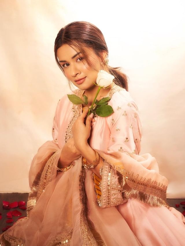 तेरा फितूर जब से चढ़ गया रे, अवनीत कौरचा दिलखेच अंदाज तेरा फितूर जब से चढ़ गया रे, अवनीत कौरचा दिलखेच अंदाज
