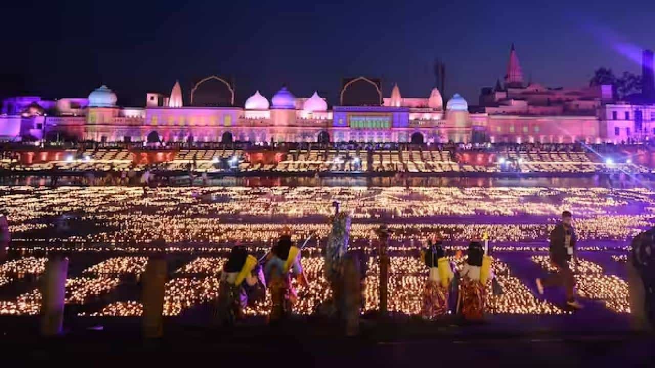 दीपोत्सवादरम्यान सरयूच्या पाण्याच्या प्रवाहात भव्य लेझर शो आकर्षणाचा केंद्रबिंदू ठरला असून त्याची तयारी जवळपास पूर्ण झाली आहे. सरयू नदीच्या काठावर भव्य कार्यक्रम होत असून, या लेझर लाईट कार्यक्रमाची जय्यत तयारी सुरू आहे. सरयू नदीचा किनाराही अतिशय सुंदर सजवण्यात आला आहे.