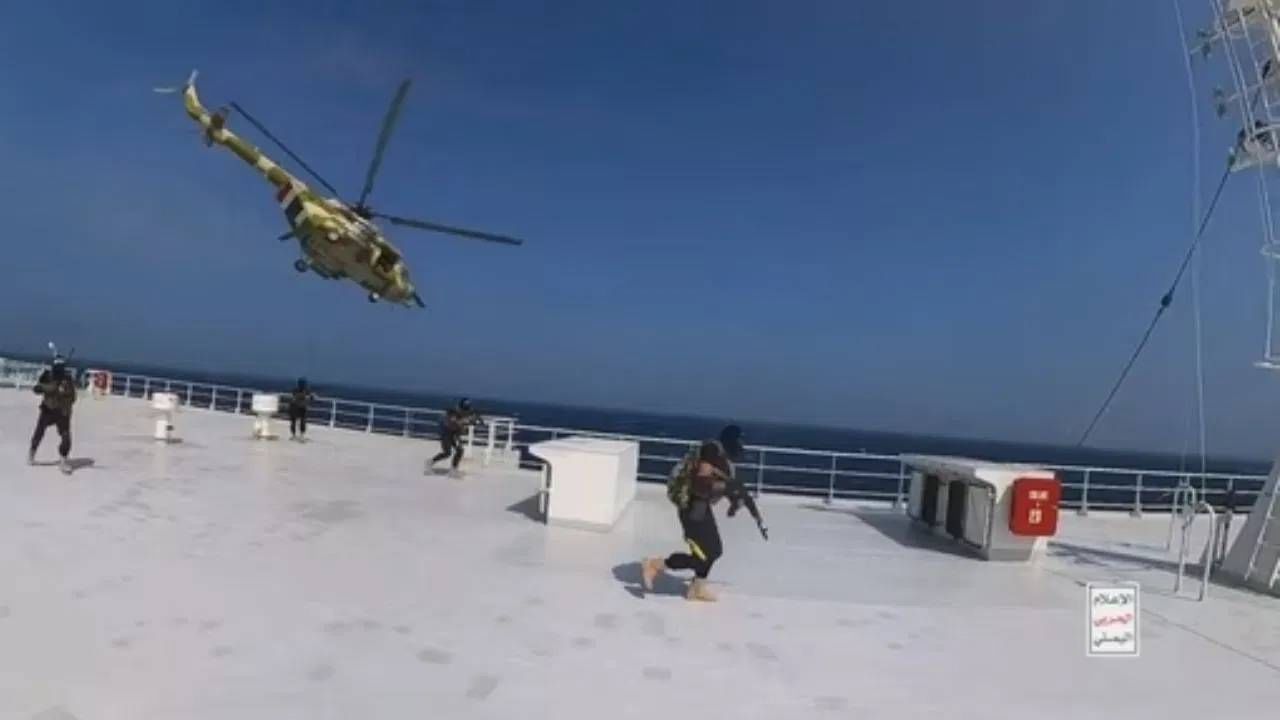 Cargo Ship hijack | हेलीकॉप्टरमधून आले, ‘अल्लाह हू अकबर’च्या घोषणा, मोठं जहाज कसं हायजॅक केलं तो VIDEO Cargo Ship hijack | हेलीकॉप्टरमधून आले, ‘अल्लाह हू अकबर’च्या घोषणा, मोठं जहाज कसं हायजॅक केलं तो VIDEO