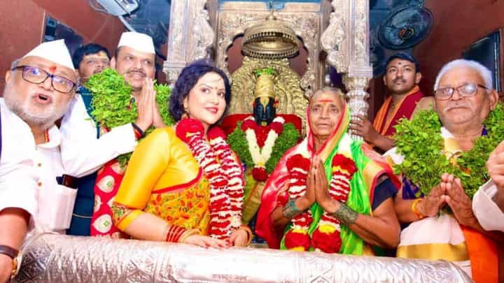 रूप पाहता लोचनी... उपमुख्यमंत्री देवेंद्र फडणवीस यांच्या हस्ते विठ्ठलाची महापूजा संपन्न रूप पाहता लोचनी... उपमुख्यमंत्री देवेंद्र फडणवीस यांच्या हस्ते विठ्ठलाची महापूजा संपन्न