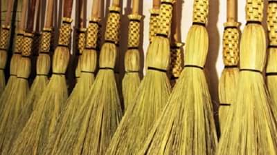 Dhanteras 2023 : धनत्रयोदशीला का खरेदी करतात झाडू? असे आहे धार्मिक महत्त्व