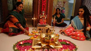 Dhanteras 2023 : धनत्रयोदशीला का खरेदी करतात झाडू? असे आहे धार्मिक महत्त्व