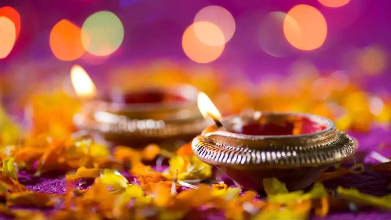 Diwali 2023 : जगभरात अशा प्रकारे साजरी केली जाते दिवाळी, या सणाशी संबंधीत मान्यता Diwali 2023 : जगभरात अशा प्रकारे साजरी केली जाते दिवाळी, या सणाशी संबंधीत मान्यता