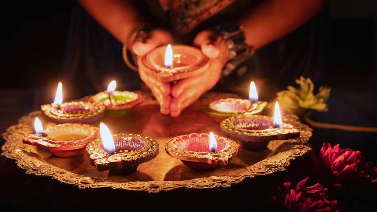 Diwali 2023 : आज दिवाळीला राशीनुसार करा दान, लाभेल लक्ष्मीचा आशिर्वाद