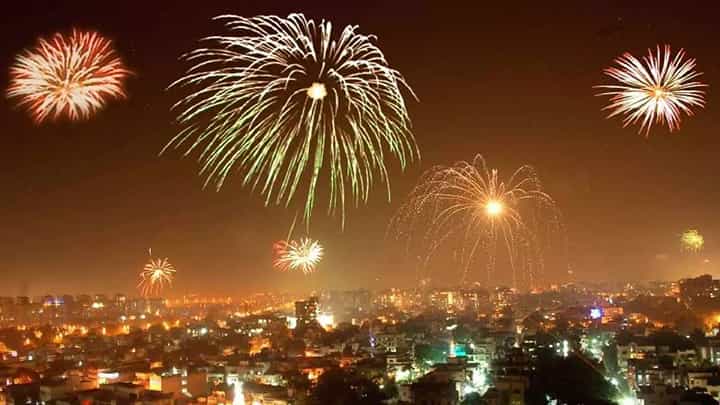 Diwali 2023 : QR कोड स्कॅन करा आणि यंदाची दिवाळी प्रदूषणमुक्त साजरी करा, ग्रीन फटाके बाजारात दाखल Diwali 2023 : QR कोड स्कॅन करा आणि यंदाची दिवाळी प्रदूषणमुक्त साजरी करा, ग्रीन फटाके बाजारात दाखल