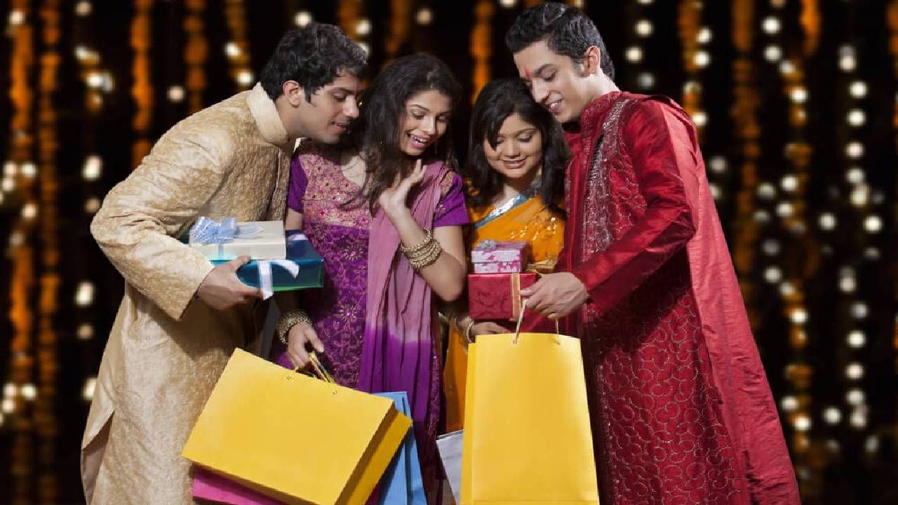 Diwali Shopping 2023 : दिवाळीची खरेदी करा 'या' ठिकाणी, ऑनलाईनपेक्षा स्वस्त आणि सर्वात स्वस्त फटाके