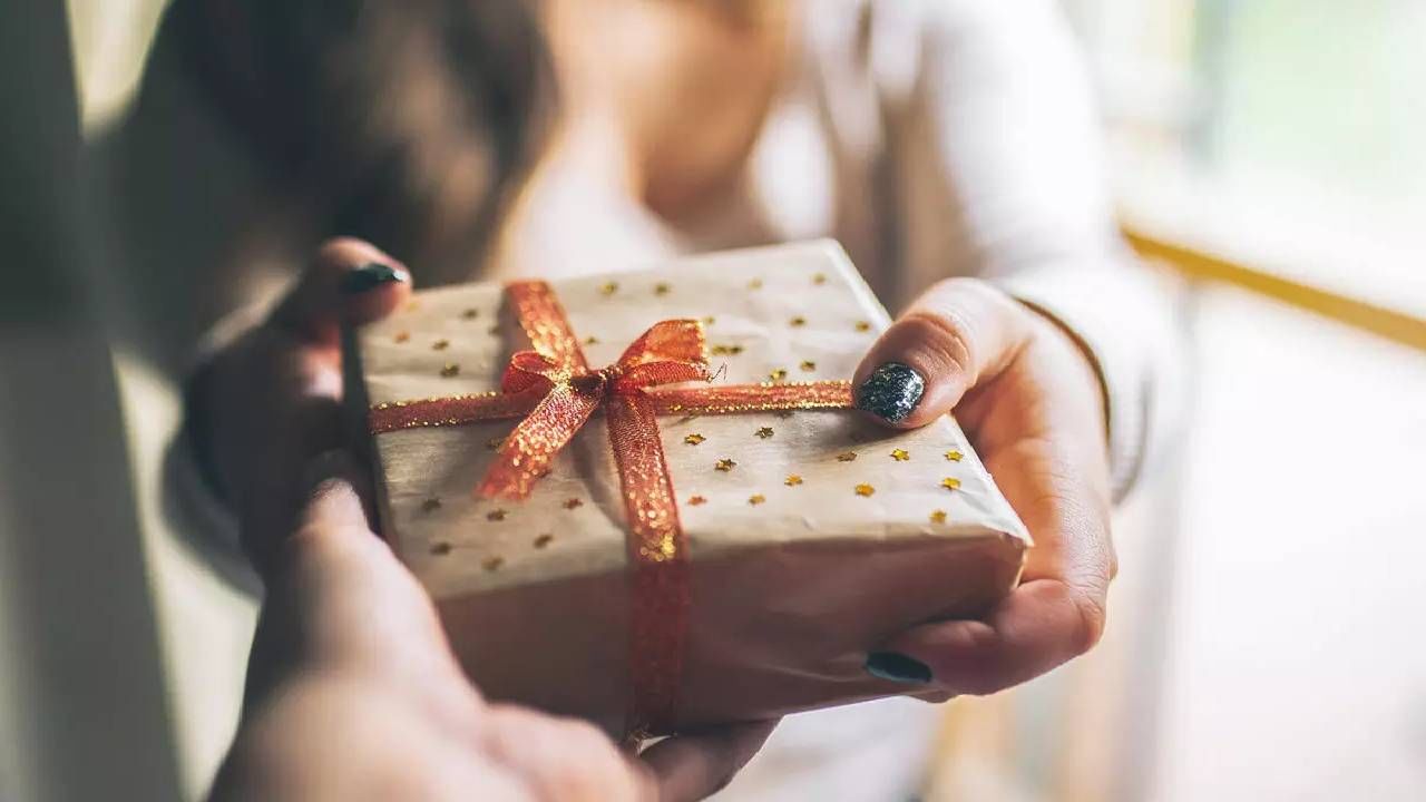 Vastu Tips : भेट म्हणून कधीही देऊ नये या वस्तू, वास्तूशास्त्रात दिले आहे कारण