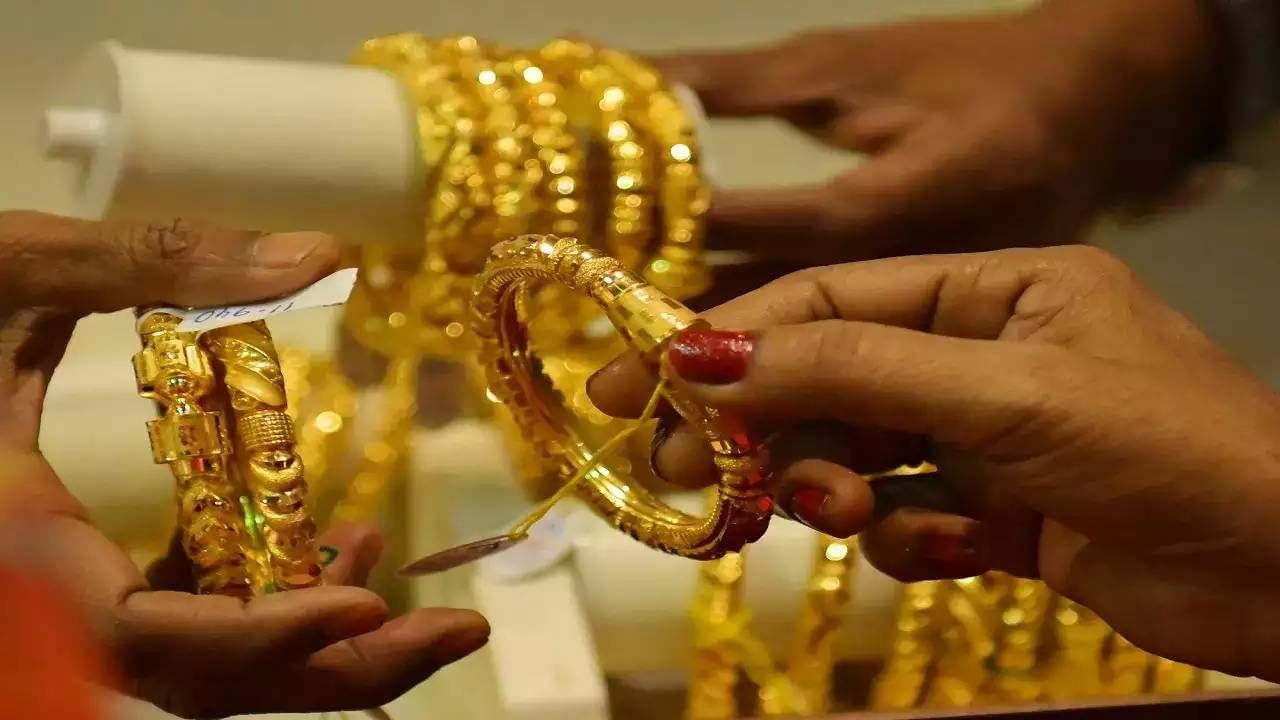 Gold Silver Rate Today : सलग तिसऱ्यांदा सोने-चांदीत घसरण, इतक्या कमी झाल्या किंमती