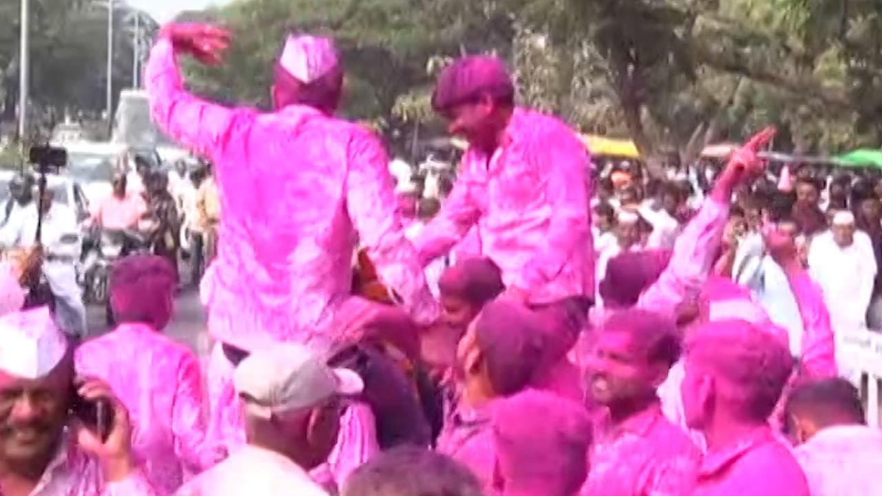 कुठे निकालाआधीच जल्लोष; तर कुठे बत्तीगुल! मतमोजणी केंद्रांवर नेमकं काय घडतंय? वाचा... कुठे निकालाआधीच जल्लोष; तर कुठे बत्तीगुल! मतमोजणी केंद्रांवर नेमकं काय घडतंय? वाचा...