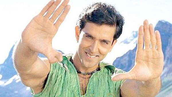 ऋतिक रोशन हा सध्या त्याच्या चित्रपटांपेक्षाही अधिक त्याच्या पर्सनल लाईफमुळे चर्चेत आहे. नुकताच ऋतिक रोशन हा भारतामध्ये परतला आहे. नवीन वर्षाचे स्वागत करण्यासाठी ऋतिक रोशन हा सबा आझाद हिच्यासोबत विदेशात गेला.