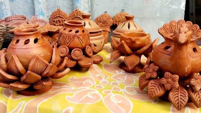 Diwali 2023 : कल्याणच्या बाजारात गुजरातच्या पणत्या, या कारणामुळे कुंभार करत आहेत आयात