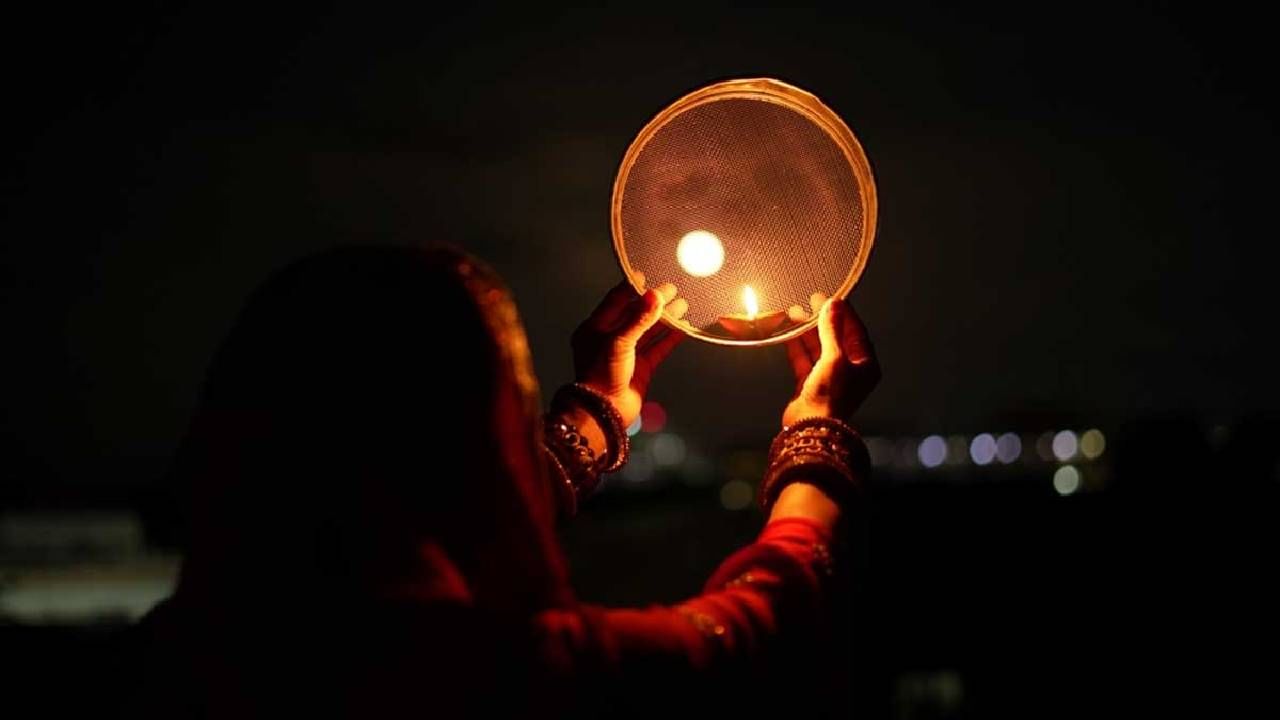 आज करवा चौथ आणि संकष्ट चतुर्थी एकत्र, असे आहे महत्त्व आज करवा चौथ आणि संकष्ट चतुर्थी एकत्र, असे आहे महत्त्व